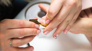 Manikür. Master yapmak uzantısı tırnak. Eller yukarı