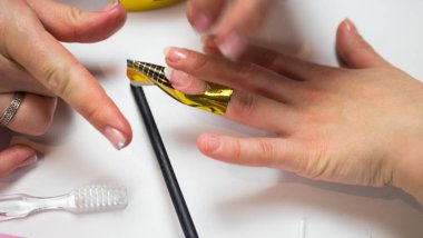 Manikür. Master yapmak uzantısı tırnak. Eller yukarı