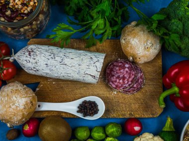 Blue Synta 'daki yiyecek kaynaklarının çoğaltmak için en üst noktayı göstermesi. Sebze, tohum, İtalyan salamı gibi yüksek içerikli yağ asitleri içeren ürünler. Sağlıklı yemek için zindelik