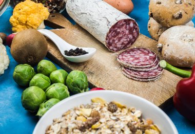 Blue Synta 'daki yiyecek kaynaklarının çoğaltmak için en üst noktayı göstermesi. Sebze, tohum, İtalyan salamı gibi yüksek içerikli yağ asitleri içeren ürünler. Sağlıklı yemek için zindelik