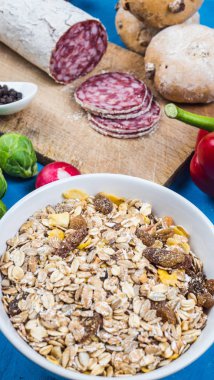 Blue Synta 'daki yiyecek kaynaklarının çoğaltmak için en üst noktayı göstermesi. Sebze, tohum, İtalyan salamı gibi yüksek içerikli yağ asitleri içeren ürünler. Sağlıklı yemek için zindelik