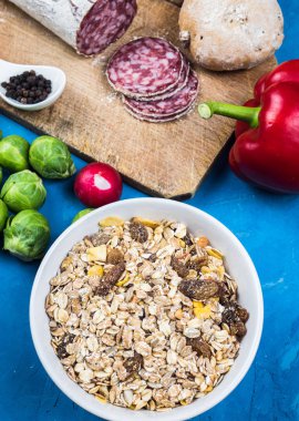 Blue Synta 'daki yiyecek kaynaklarının çoğaltmak için en üst noktayı göstermesi. Sebze, tohum, İtalyan salamı gibi yüksek içerikli yağ asitleri içeren ürünler. Sağlıklı yemek için zindelik