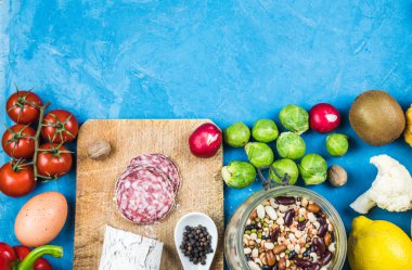 Blue Synta 'daki yiyecek kaynaklarının çoğaltmak için en üst noktayı göstermesi. Sebze, tohum, İtalyan salamı gibi yüksek içerikli yağ asitleri içeren ürünler. Sağlıklı yemek için zindelik