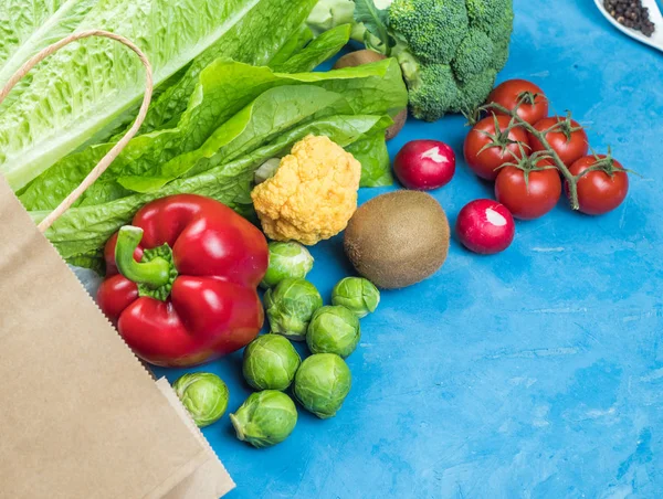 Verduras Frescas Derramadas Una Bolsa Papel — Foto de Stock