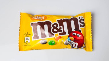 Roma İtalya. 29 Aralık. 2019. Beyaz arkaplanda M & M ambalajı var. M & M 'nin şekeri M & M' nin markasında. M & M, Mars Anonim Şirketi tarafından üretildi.