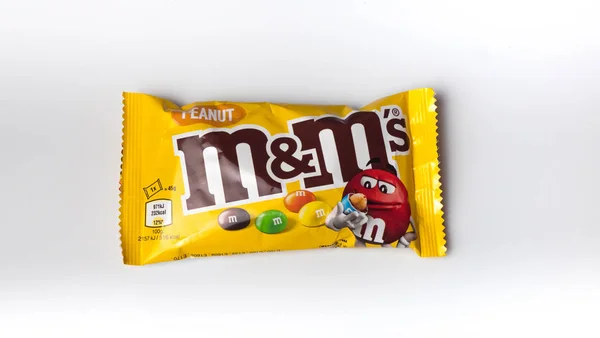 Roma İtalya. 29 Aralık. 2019. Beyaz arkaplanda M & M ambalajı var. M & M 'nin şekeri M & M' nin markasında. M & M, Mars Anonim Şirketi tarafından üretildi.