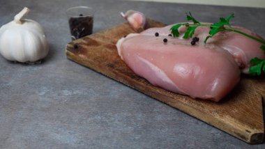 Tavuk pirzolası pişiriyorum. Tavuk pirzolası