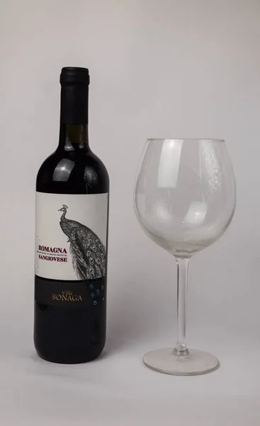 Roma İtalya. 29 Aralık. 2019. Şarap villası bonaga romagna sangiovese. Beyaz arka planda bir bardak..