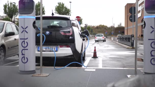 Elektrické auto na nabíjení — Stock video