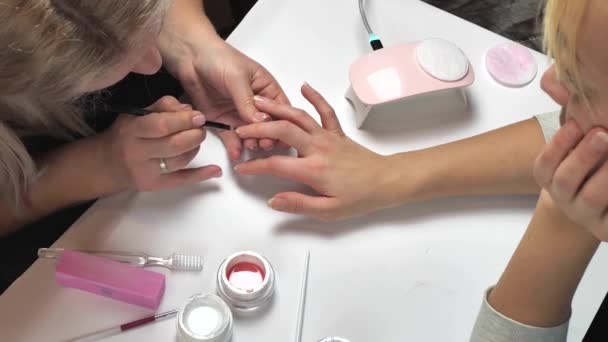 Kobieta w salon paznokci — Wideo stockowe