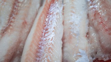 Donmuş balıkların arka planı. Büyük parçalar Pangasius.