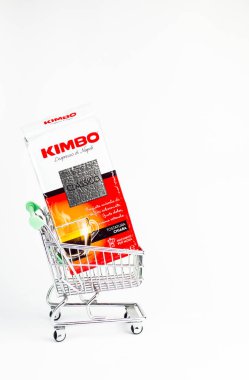 Roma İtalya. 29 Aralık. 2019: bir paket kimbo macinato kahve. Kimbo bir İtalyan kahve makinesidir.