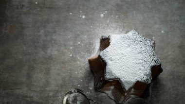 Çikolatalı Panettone kremayla dolu geleneksel bir İtalyan Noel keki.
