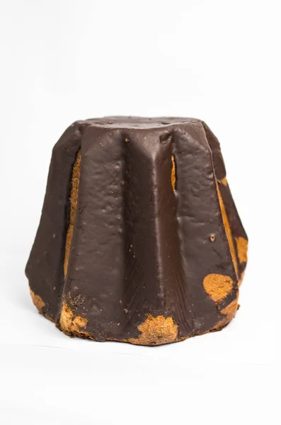 Italiaanse chocolade panettone op witte achtergrond. — Stockfoto