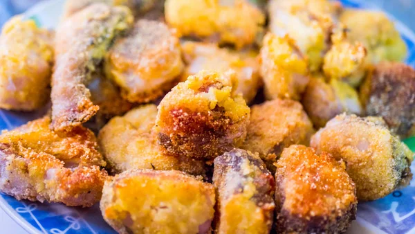 Tabakta kızarmış balık parçaları. arkaplan