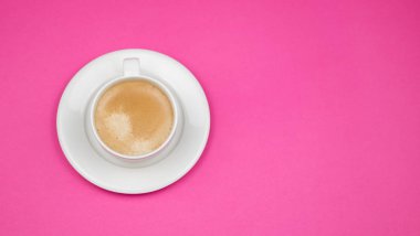 Milenyum pembe arka plan fotokopi alanı üzerinde kreatif düz kahve sütlü kahve fincanı asgari stil. Kadınsı blog sosyal medya