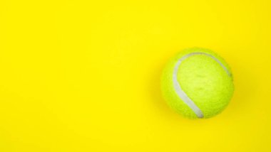 Sarı arkaplanda izole edilmiş tenis topu