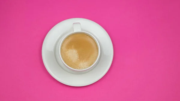 Kreativ platt låg overhead ovanifrån kaffe mjölk latte kopp på tusenåriga rosa bakgrund kopiera utrymme minimal stil. feminina blogg sociala medier — Stockfoto