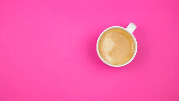 Creativo plano yacía por encima de la vista superior café leche taza de café con leche en el milenario rosa espacio de copia de fondo estilo mínimo. blog femenino redes sociales — Foto de Stock