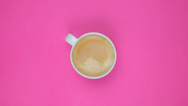 Creativo plano yacía por encima de la vista superior café leche taza de café con leche en el milenario rosa espacio de copia de fondo estilo mínimo. blog femenino redes sociales — Foto de Stock