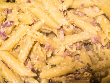 Rendelenmiş parmesan ve fesleğenli geleneksel İtalyan makarnası.