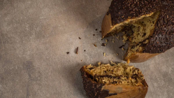 Bolo de Páscoa tradicional italiano. Colomba em esmalte de açúcar e com amêndoas. Corte a peça — Fotografia de Stock