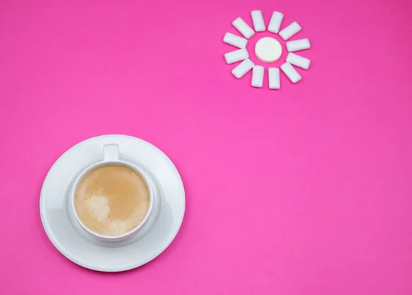 Goma de mascar sobre un fondo rosa claro. establecido en la forma del sol. Parte inferior de taza de café — Foto de Stock
