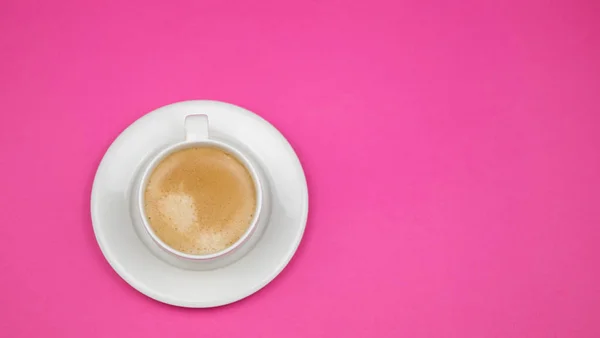 Una taza de café negro sobre fondo rosa. Vista desde arriba. espacio de copia — Foto de Stock