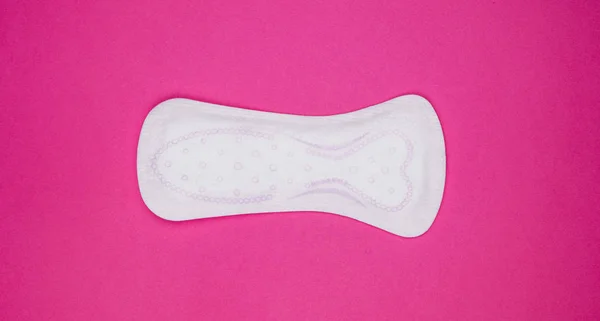 Toallas sanitarias menstruales sobre fondo rojo. Días críticos de las mujeres, ciclo menstrual ginecológico. La menstruación es la higiene sanitaria de una mujer para el período sanguíneo. Higiene femenina —  Fotos de Stock