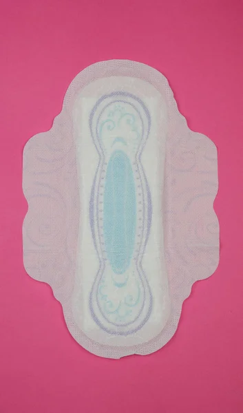 Almohadilla suave sanitaria menstruación para la protección de la higiene de la mujer y ganchillo gota de sangre divertida. Días críticos para la mujer, ciclo de menstruación ginecológica. Fotografía de concepción médica —  Fotos de Stock