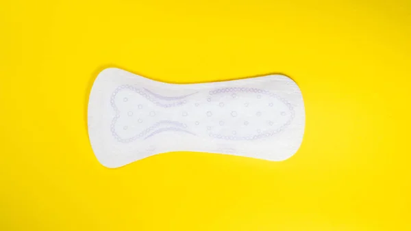 Menstruation sanitäre Soft Pad für Frauen Hygieneschutz und häkeln lustige Bluttropfen. Frau kritische Tage, gynäkologischer Menstruationszyklus. Foto aus medizinischer Sicht — Stockfoto