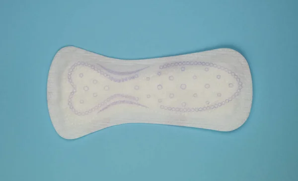 Menstruation sanitäre Soft Pad für Frauen Hygieneschutz und häkeln lustige Bluttropfen. Frau kritische Tage, gynäkologischer Menstruationszyklus. Foto aus medizinischer Sicht — Stockfoto