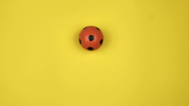 黄色の背景にサッカー ボール — ストック動画