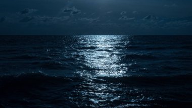 Geceleyin suyun üzerindeki ışığın yansıması