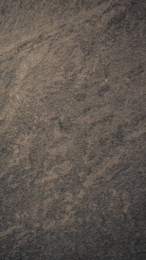 Eski gri betonun altındaki kiremitlerin dokusu