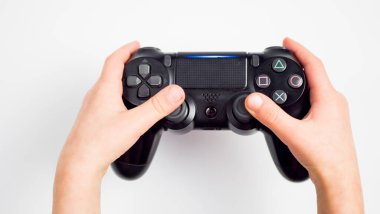 bir gamepad üzerinde beyaz izole holding eller. Gamepad telif nedenlerle tamamen değişti