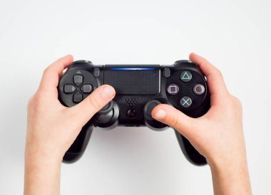 bir gamepad üzerinde beyaz izole holding eller. Gamepad telif nedenlerle tamamen değişti