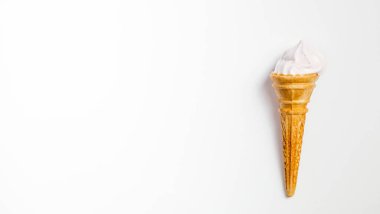 Beyaz arka planda külahta dondurma. Marul yakın plan. kopyalama alanı, metin, düzen, bayrak güzelliği kavramı