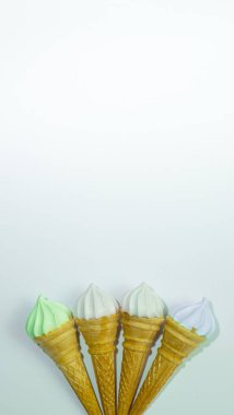 Beyaz arka planda bir külahta dört dondurma. Marul yakın plan. kopyalama alanı, metin, düzen, bayrak güzelliği kavramı