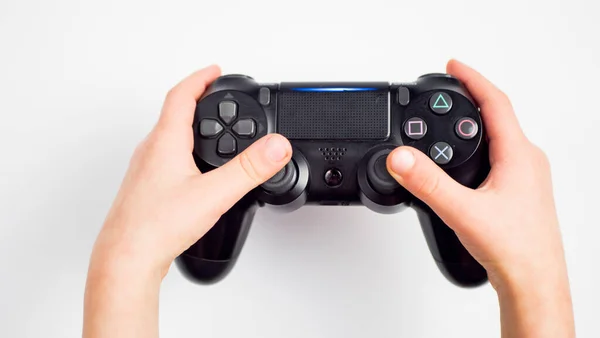 bir gamepad üzerinde beyaz izole holding eller. Gamepad telif nedenlerle tamamen değişti