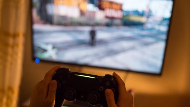 Roma İtalya. 20 Ocak. 2020 yılı. Xbox 1 'in oyun konsolu, oyun konsolu, elinde tutan çocuk.
