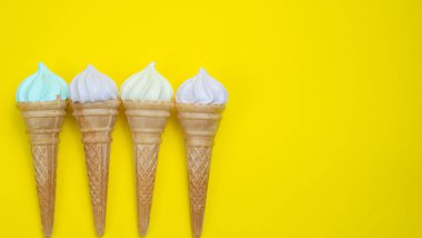 Baba. Baba. Sarı arka planda gözleme bardağında dondurma.