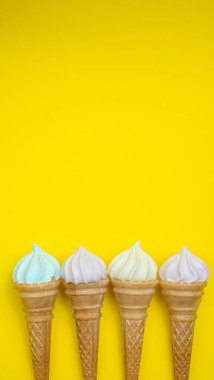 Baba. Baba. Sarı arka planda gözleme bardağında dondurma.