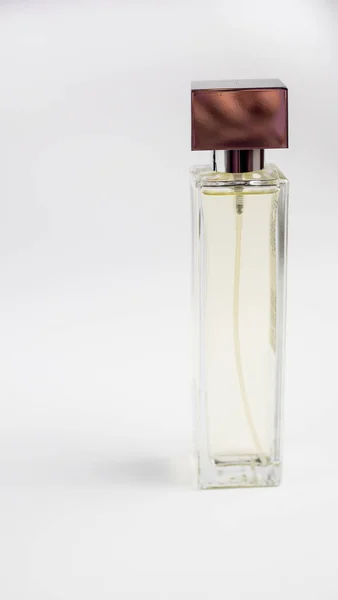 Botella de perfume sobre fondo blanco — Foto de Stock