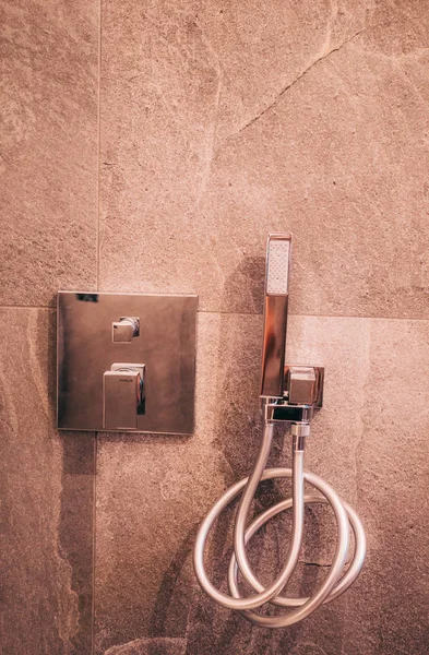 Душ в ванной комнате, Современный душ голову в ванной комнате — стоковое фото