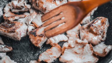 Kavrulmuş domuz pirzolası tavada, üstten görünüm