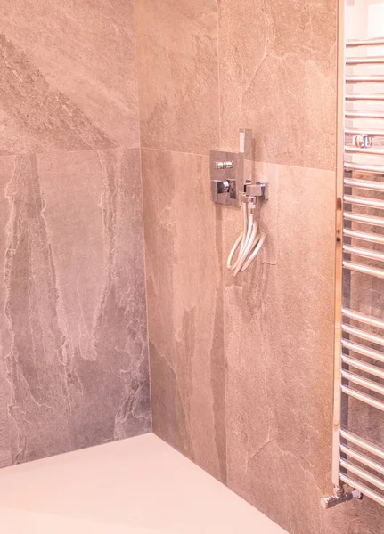 Łazienka z kabiną prysznicową, dużym lustrem i chromowanym srebrnym grzejnikiem lub grzejnikiem ręcznikowym na szarej ścianie. Loft stylu w nowym mieszkaniu. Nowoczesny dom z nowoczesnym wnętrzem — Zdjęcie stockowe