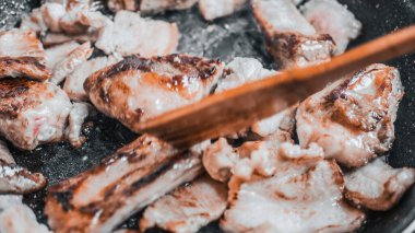 Kavrulmuş domuz pirzolası tavada, üstten görünüm