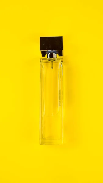 Belle composition avec bouteille de parfum sur fond jaune, plat — Photo