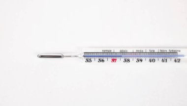 Beyaz bir arka plan üzerinde izole yüksek sıcaklık termometre